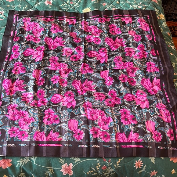 beautiful vintage scarf - Picture 3 of 7